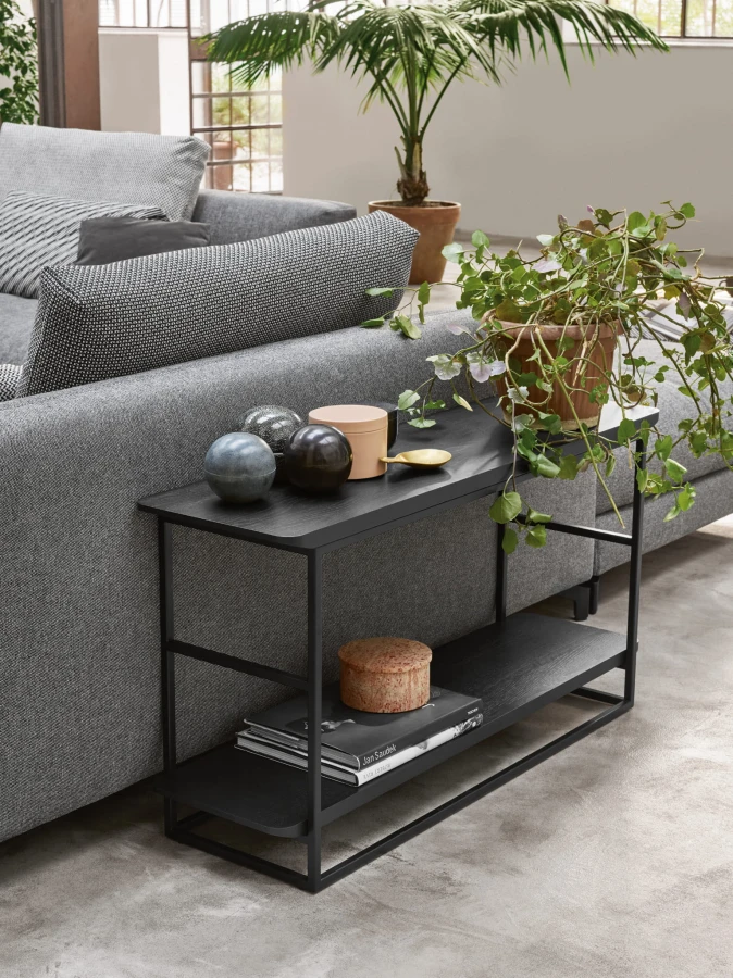 Sofa modułowa Rolf Benz NUVOLA w towarzystwie konsoli Rolf Benz 987