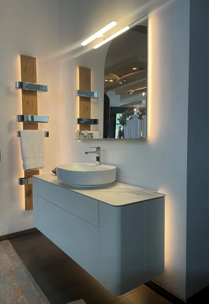 Szafka łazienkowa  z lustrem i oświetleniem hulsta GENTIS  | umywalka ceramiczna i syfon GEBERIT