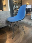 krzesło_vitra_plastic_chair_niebieskie_tapicerowane_DSR IMG_3817 .webp