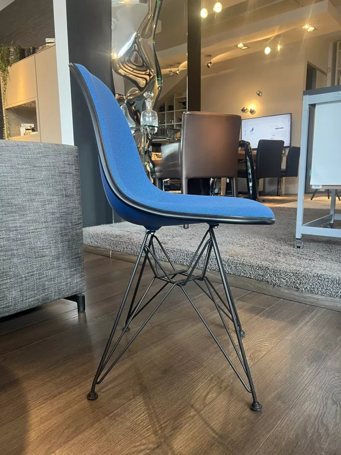 krzesło_vitra_plastic_chair_niebieskie_tapicerowane_DSR IMG_3819 .webp