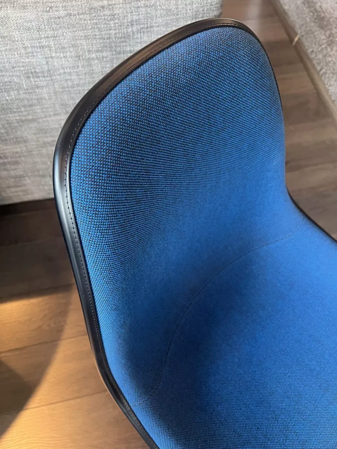 krzesło_vitra_plastic_chair_niebieskie_tapicerowane_DSR IMG_3820 .webp