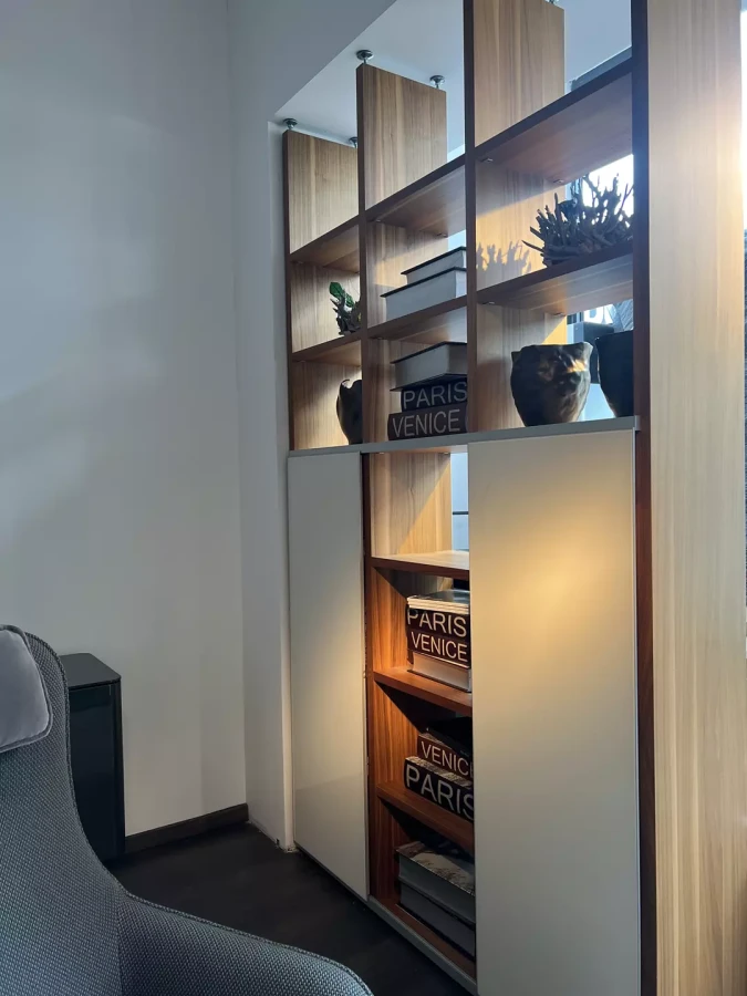 regał-dwustronny-roomdivider-orzech-walnut-hulsta-megadesign-drzwi-przesuwne-białe-szkło-IMG_4421.webp