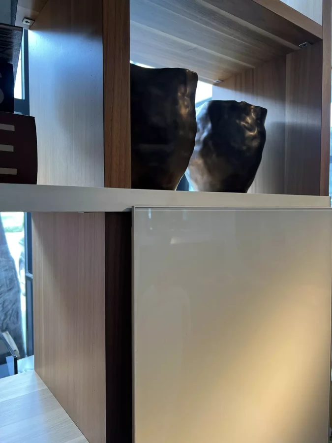 regał-dwustronny-roomdivider-orzech-walnut-hulsta-megadesign-drzwi-przesuwne-białe-szkło-IMG_4423.webp