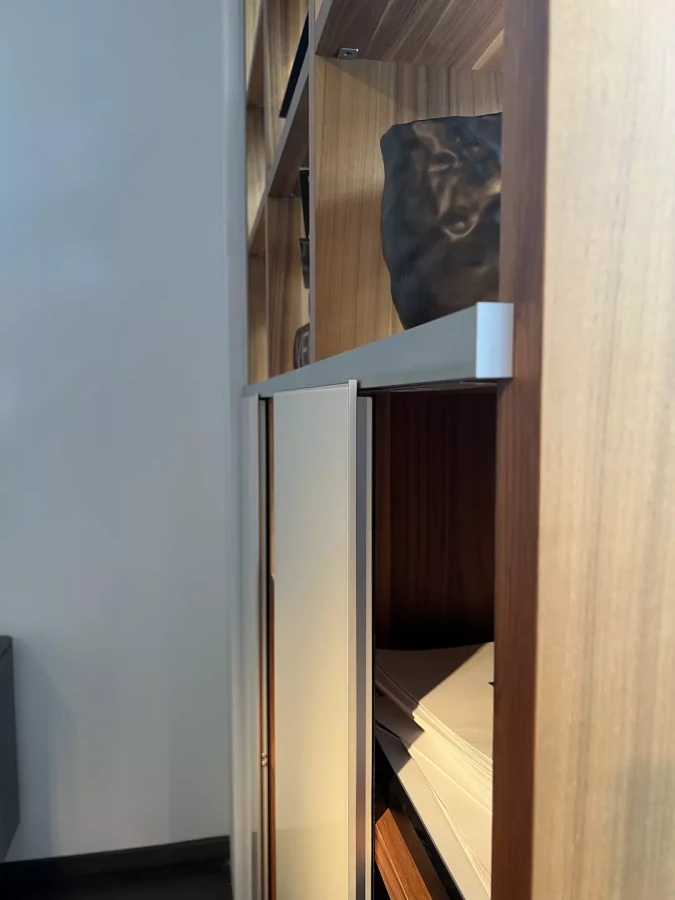 regał-dwustronny-roomdivider-orzech-walnut-hulsta-megadesign-drzwi-przesuwne-białe-szkło-IMG_4424.webp
