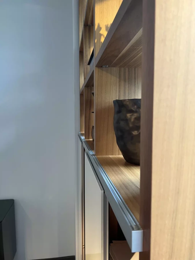 regał-dwustronny-roomdivider-orzech-walnut-hulsta-megadesign-drzwi-przesuwne-białe-szkło-IMG_4425.webp