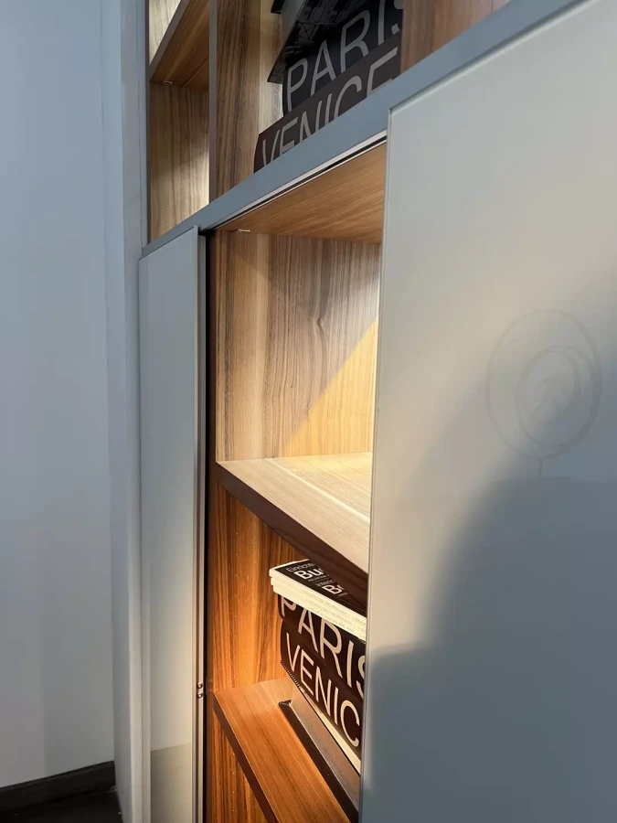 regał-dwustronny-roomdivider-orzech-walnut-hulsta-megadesign-drzwi-przesuwne-białe-szkło-IMG_4427.webp
