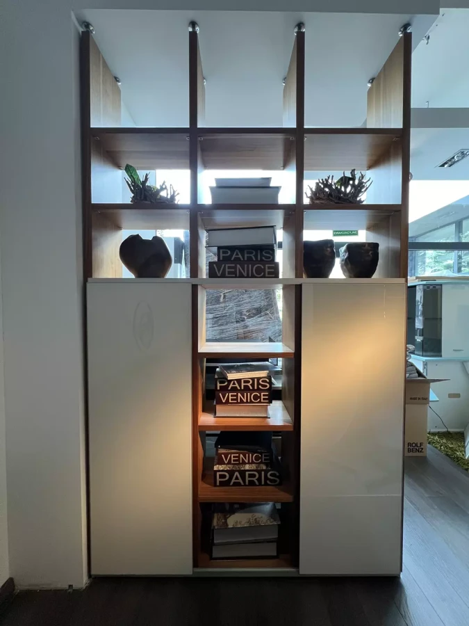 regał-dwustronny-roomdivider-orzech-walnut-hulsta-megadesign-drzwi-przesuwne-białe-szkło-IMG_4431.webp