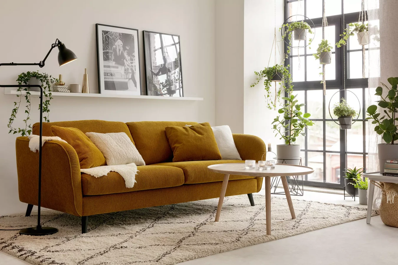 POLLY_interior_3seater_moss1_mustard_3_domatoria_katowice_sofa_sits_polly.webp