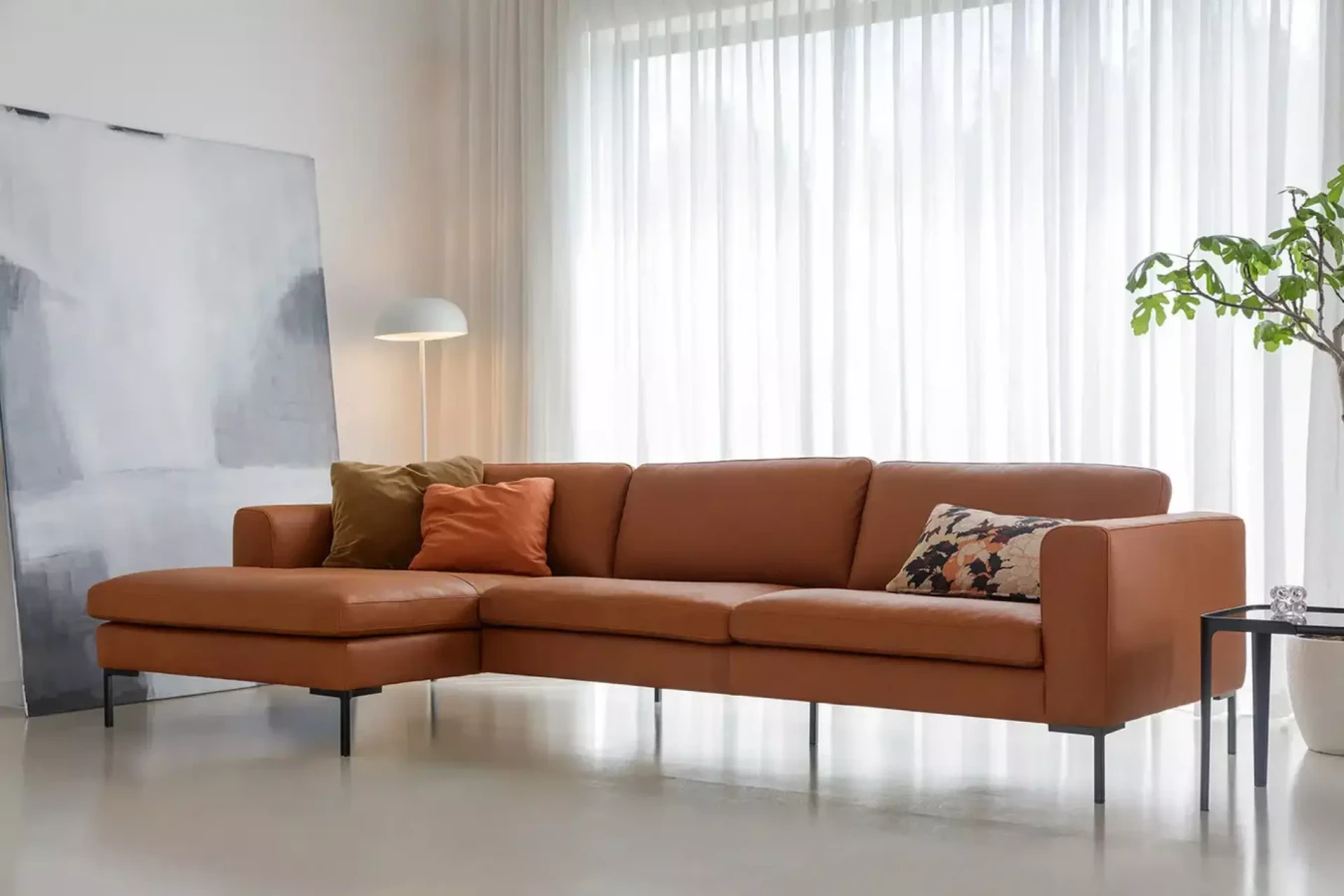 ELTON_interior_set3_aniline_8_cognac_1_domatoria_katowice_sofa_sits_elton.webp