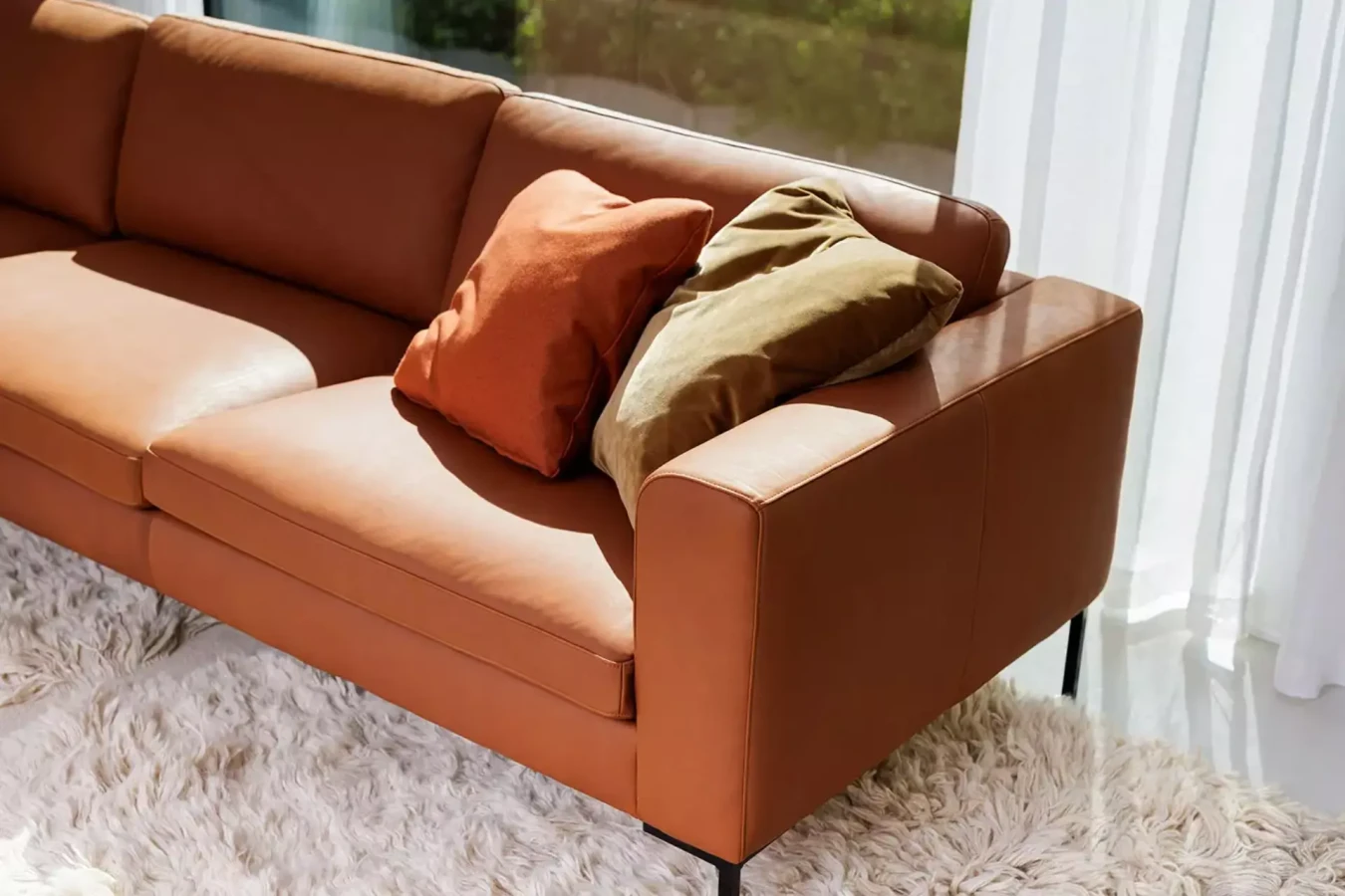 ELTON_interior_set3_aniline_8_cognac_2_domatoria_katowice_sofa_sits_elton.webp