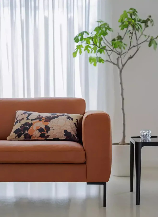 ELTON_interior_set3_aniline_8_cognac_3_domatoria_katowice_sofa_sits_elton.webp