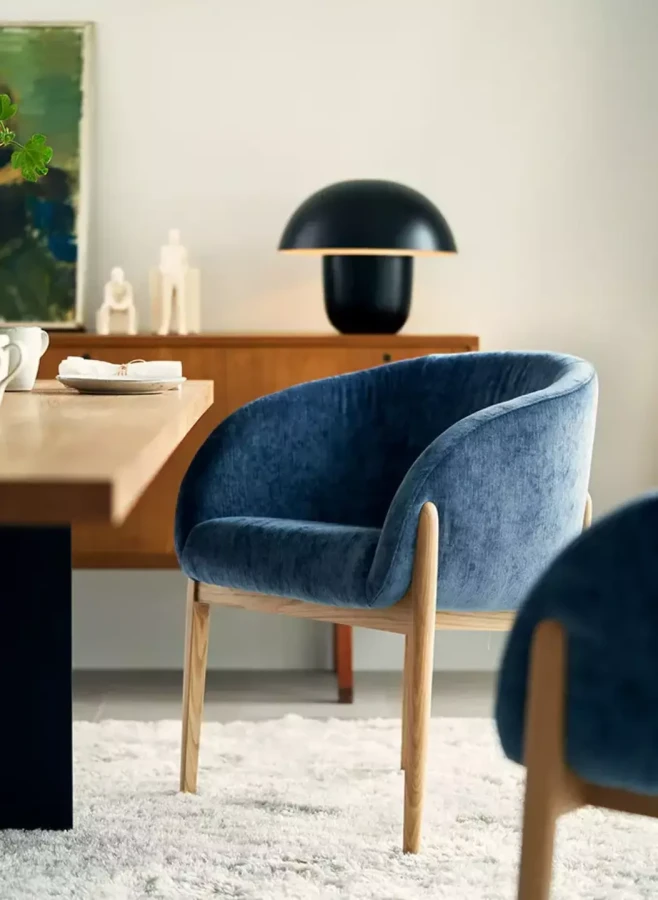 JENNY_BISTRO_interior_chair_elyot_11_dark_blue_3_domatoria_katowice_krzesło_sits_jennybistro.webp
