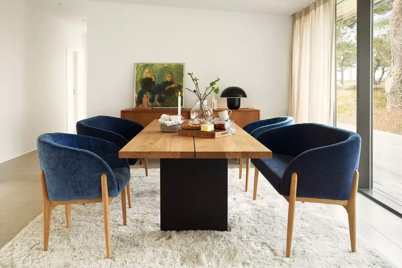 JENNY_BISTRO_interior_chair_elyot_11_dark_blue_sofa_moss_14_dark_blue_3_domatoria_katowice_krzesło_sits_jennybistro.webp