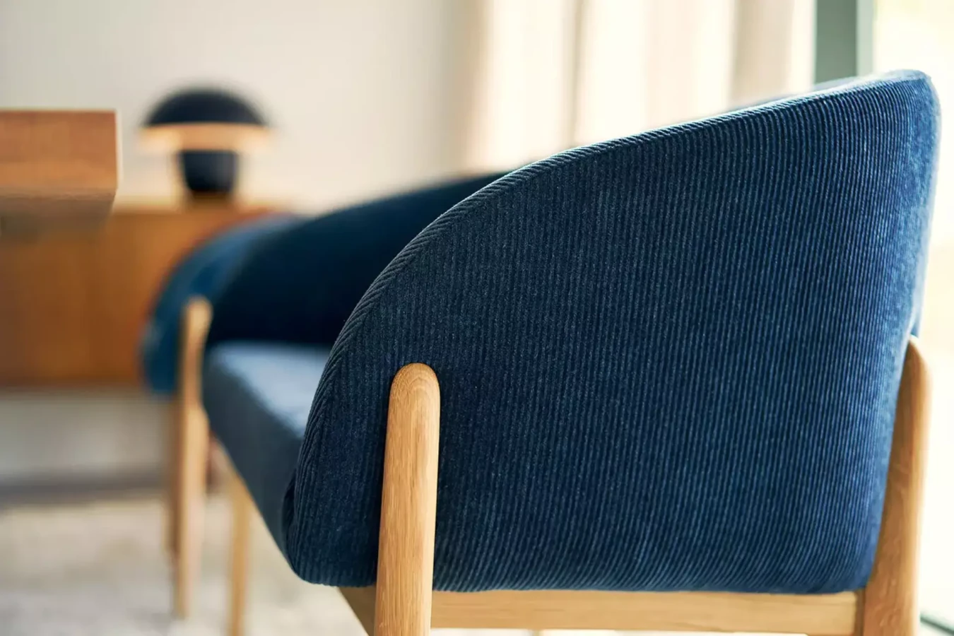 JENNY_BISTRO_interior_sofa_moss_14_dark_blue_3_domatoria_katowice_krzesło_sits_jennybistro.webp