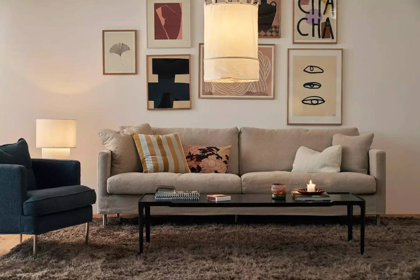 IMPULSE_interior_4seater_linen_L007_2_flax_JULIA_armchair_willow_9_dark_grey_1_domatoria_katowice_stolik_sits_space.webp