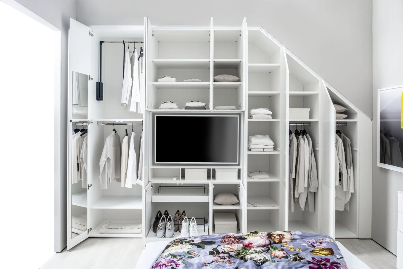 MIRIA_19_Drehtuerenschrank2_T2.jpeg