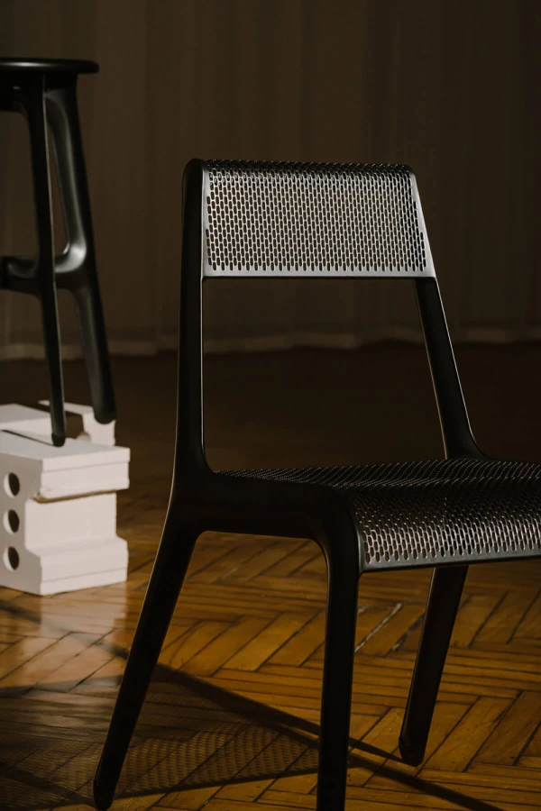 Zieta_ULTRALEGGERA_Chair_anodic_black_Zieta_Collection_photo_by_Zasoby_Studio_1___large_1400_2100.jpg
