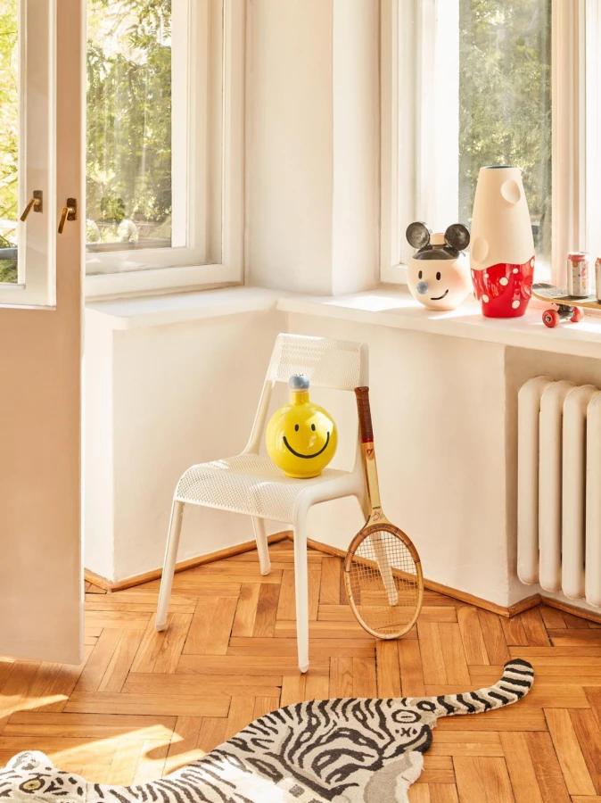 Zieta_ULTRALEGGERA_Chair_white_matt_RAL_9010_Zieta_Collection_magazine-design-alive,-ph.-Ernest-Wińczyk,-vases-Malwina-Konopacka_1___large_1400_1867.jpg