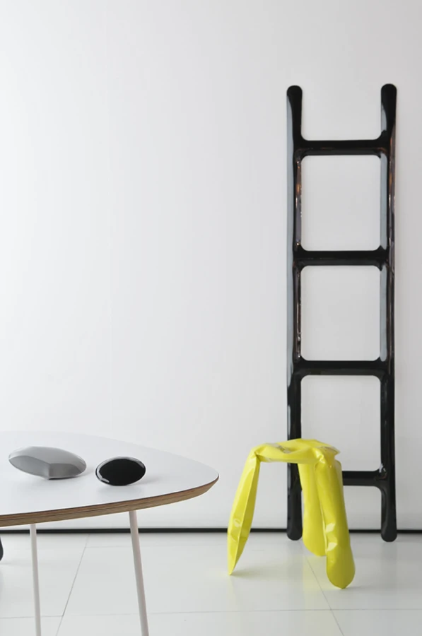 zieta_drab_black_glossy_RAL_9005_zieta_collection_4___large_1400_2109.jpg
