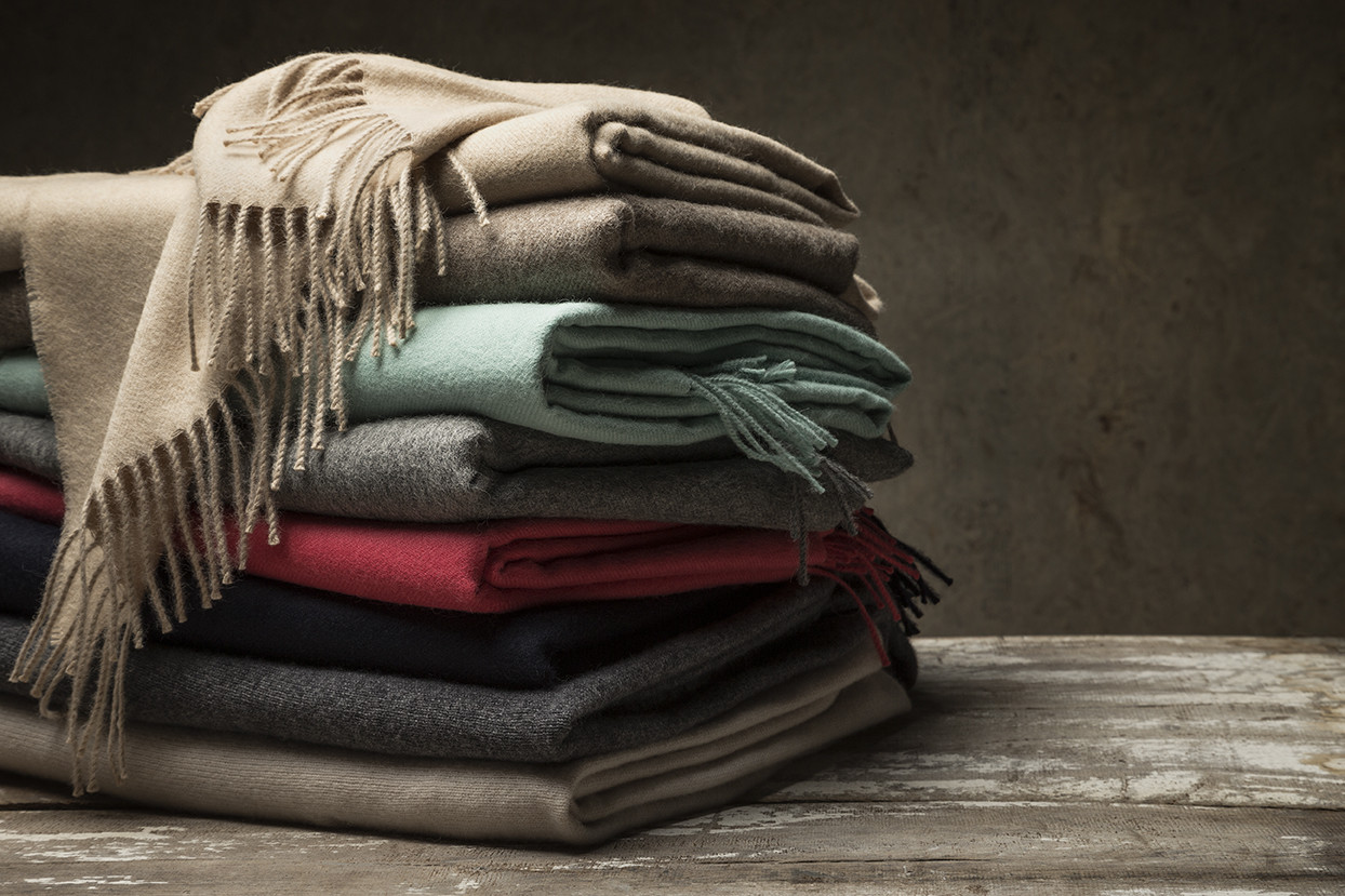 fischbacher_plaids_puro_1005a_all_colours_l.jpg