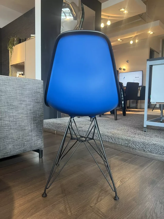 krzesło_vitra_plastic_chair_niebieskie_tapicerowane_DSR IMG_3818 .webp