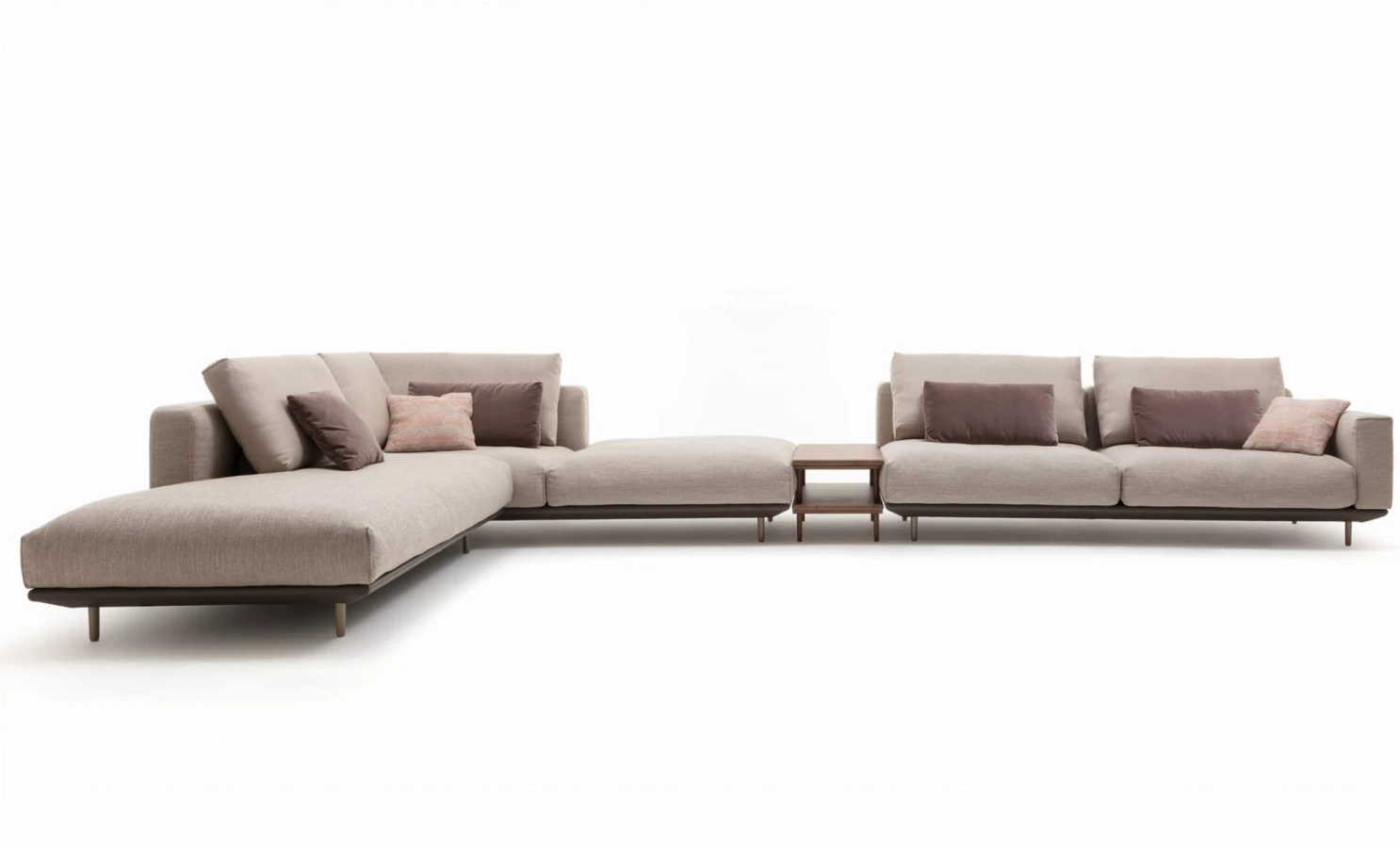 Sofa systemowa Rolf Benz VOLO w kompozycji ze stolikami RB 933
