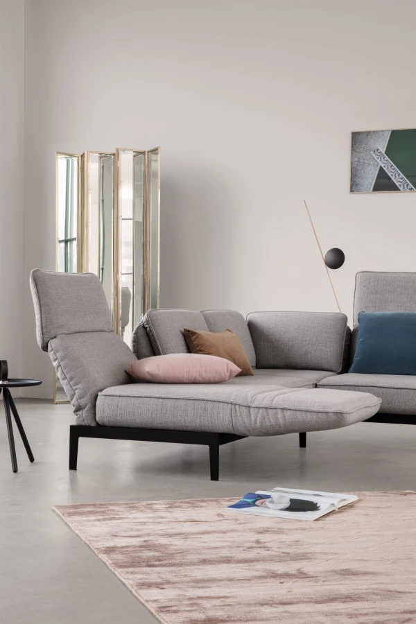 Sofa Rolf Benz MERA - podnóżek i oparcie rozłożone