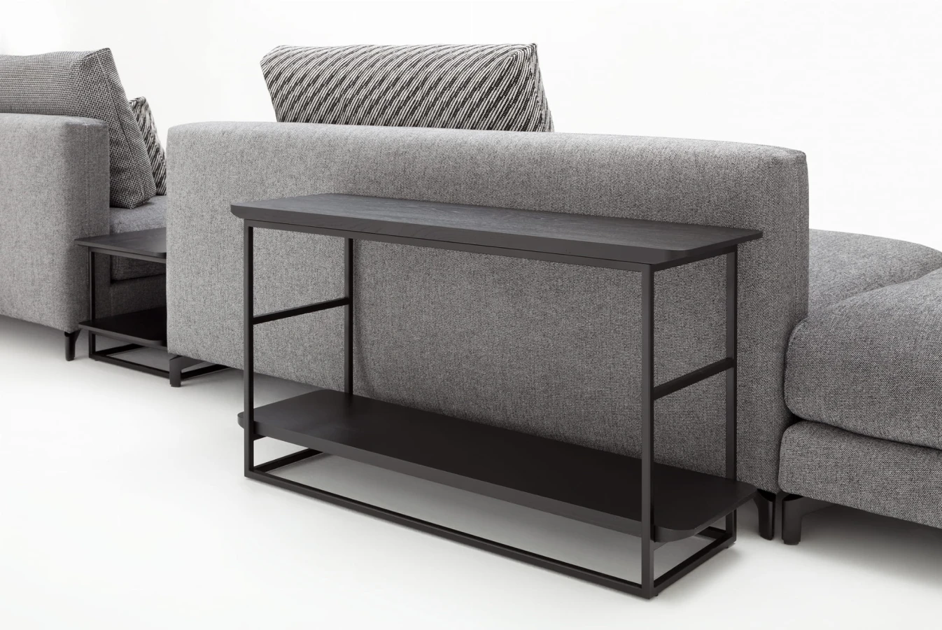 Sofa modułowa Rolf Benz NUVOLA w towarzystwie konsoli Rolf Benz 987