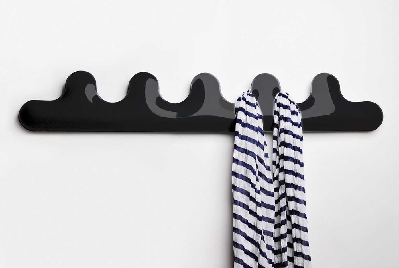 Zieta_kamm_5_black_glossy_RAL_9005_zieta_collection_14___large_1400_943.jpg