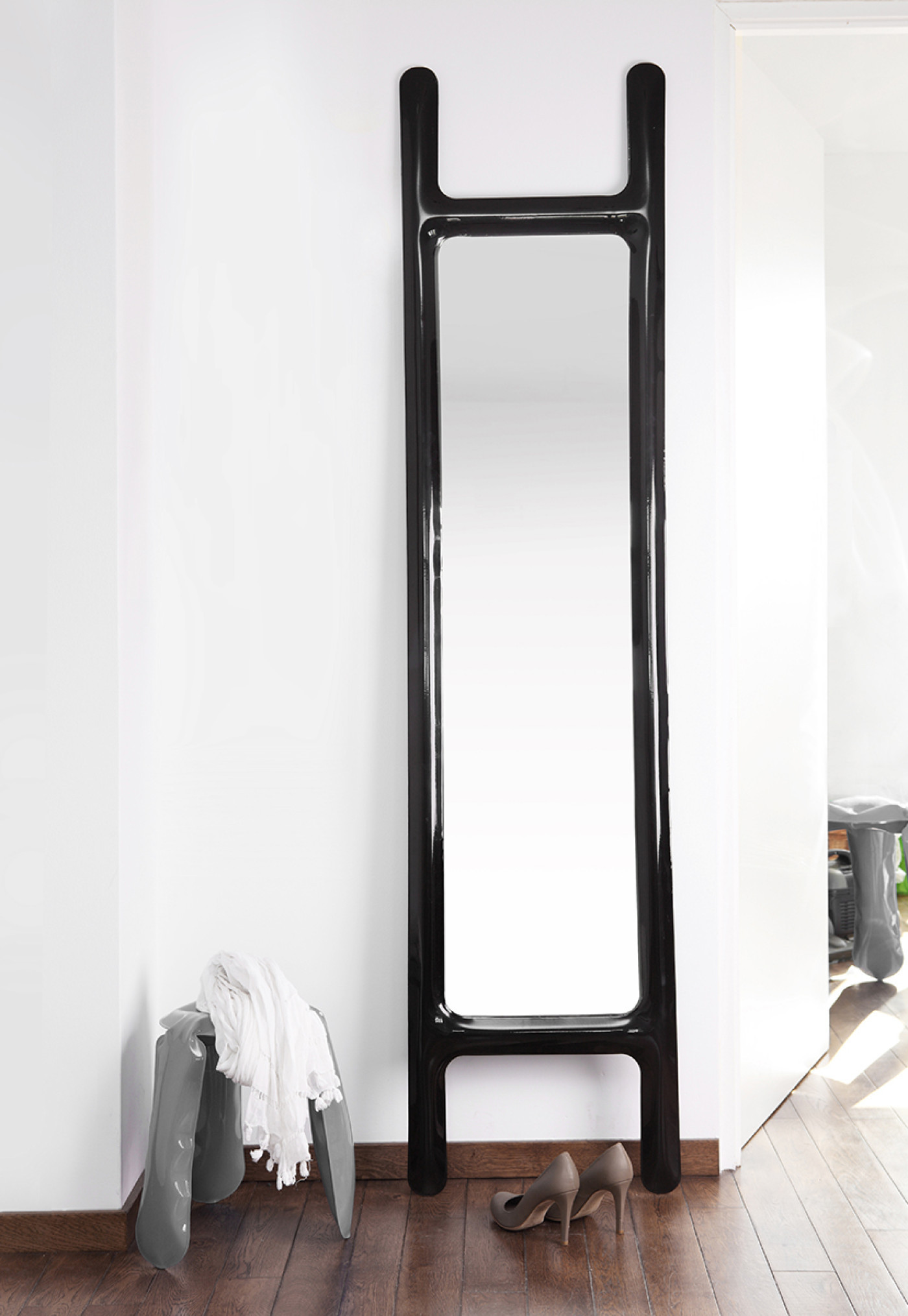zieta_DRAB_Mirror_black_glossy_Zieta_Collection_4___large_1400_2029.jpg